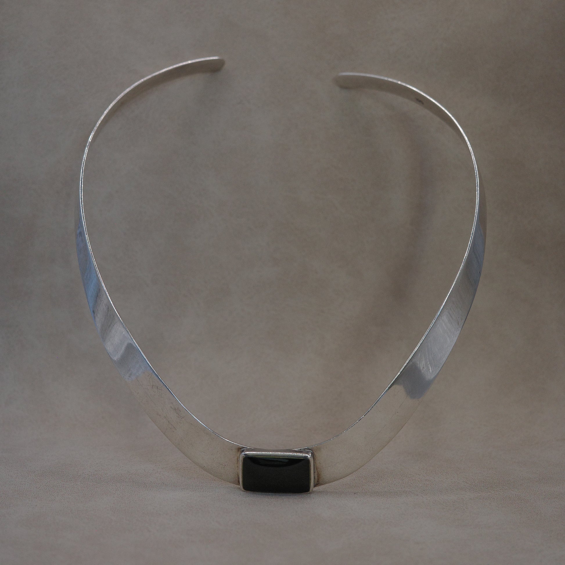 Silver neck-piece with onyx stone