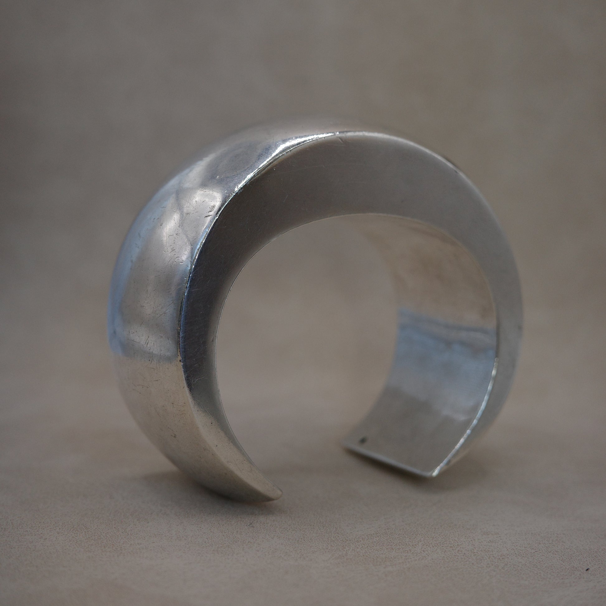heavy weight, but hallow C-shaped chunky cuff