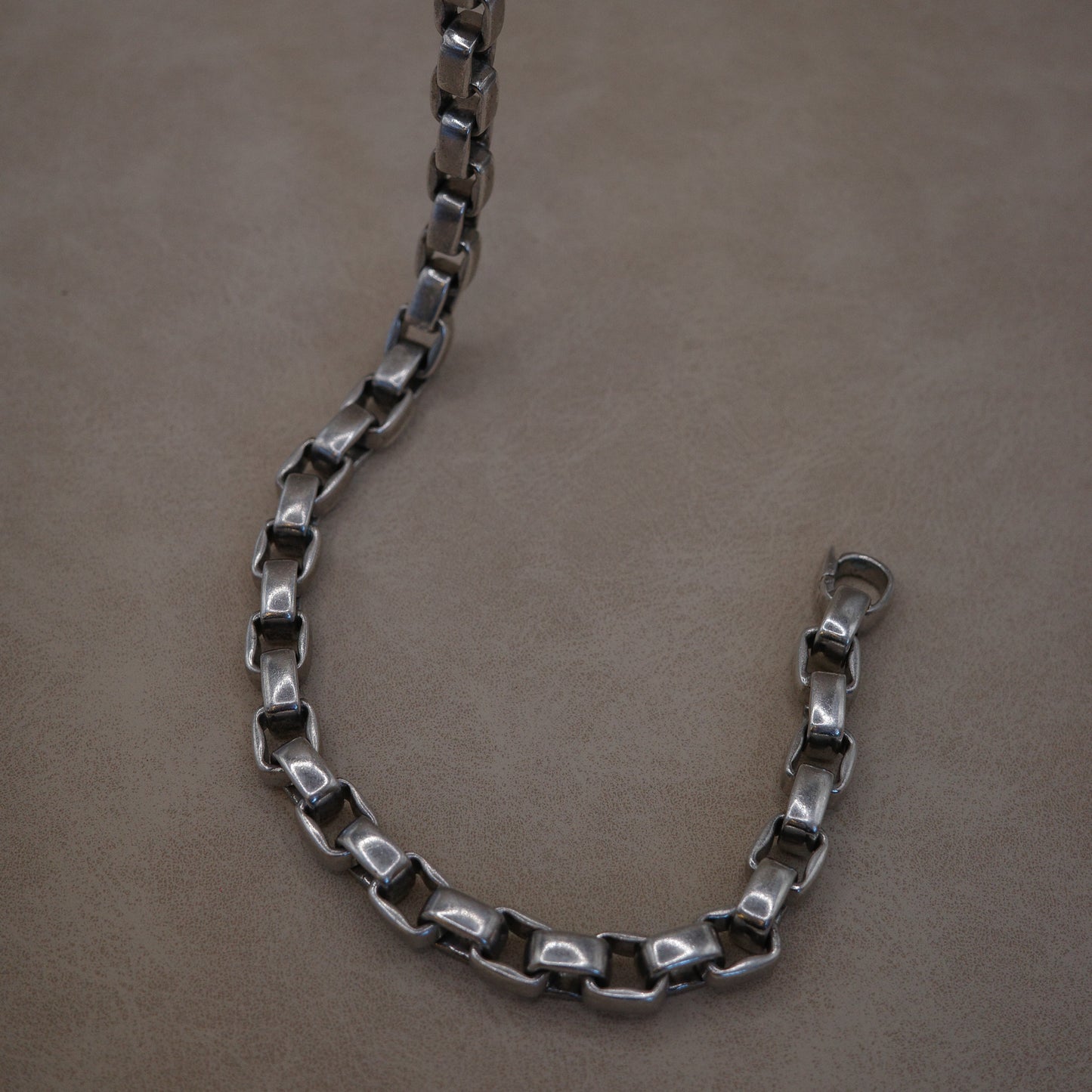 Solid, chunky box chain link necklace with seamless closure clasp