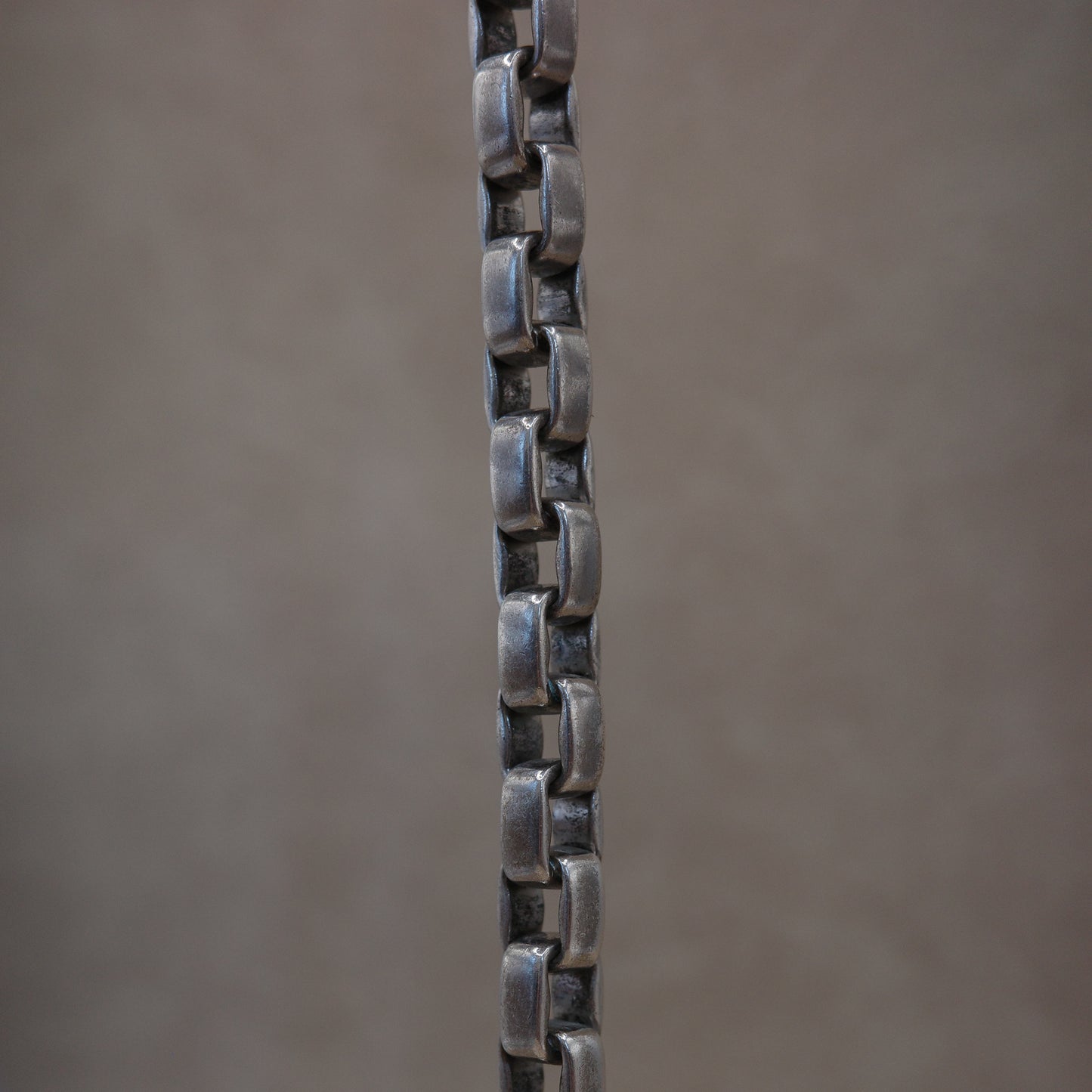 Solid, chunky box chain link necklace with seamless closure clasp