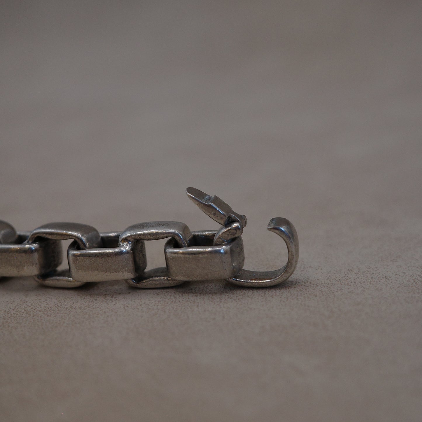 Solid, chunky box chain link necklace with seamless closure clasp