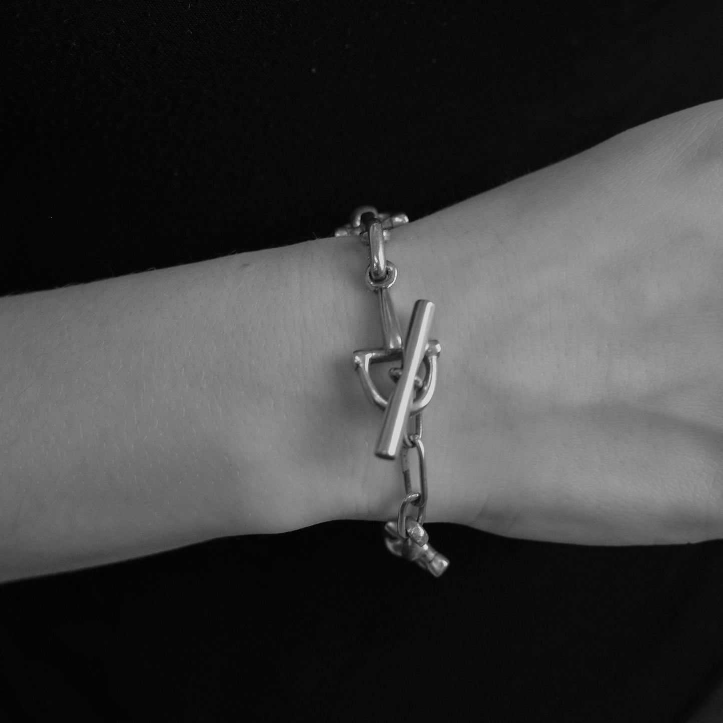 Horse bit link bracelet with toggle closure