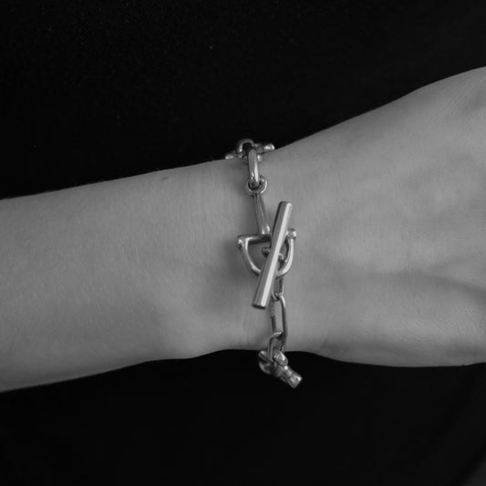 Horse bit link bracelet with toggle closure