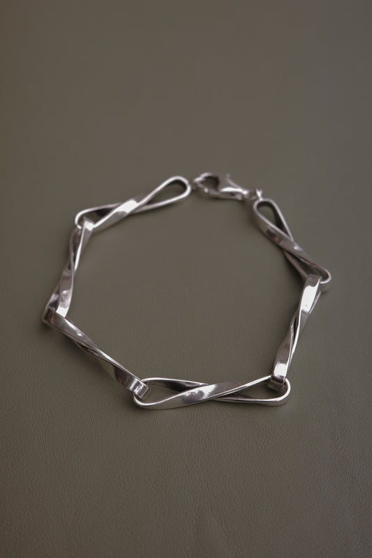 Solid Twisted Link Bracelet