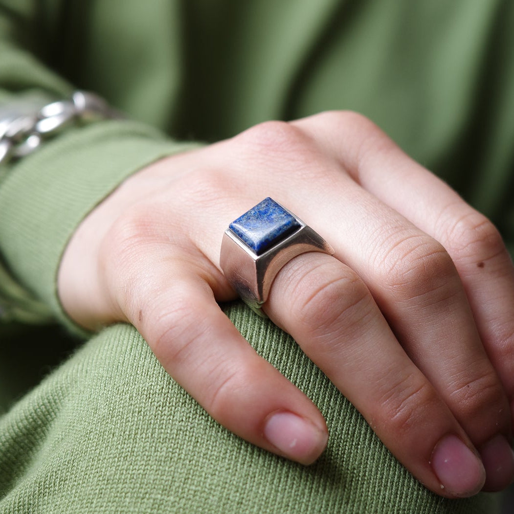 Rare and huge signet ring with Lapis Lazuli