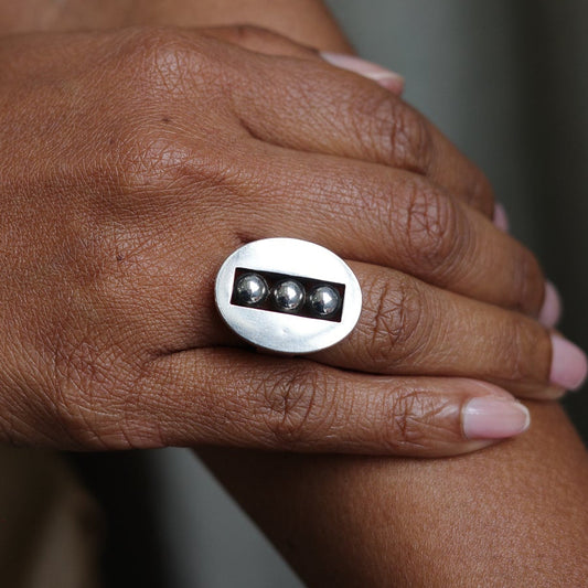 Brutalist oval ring
