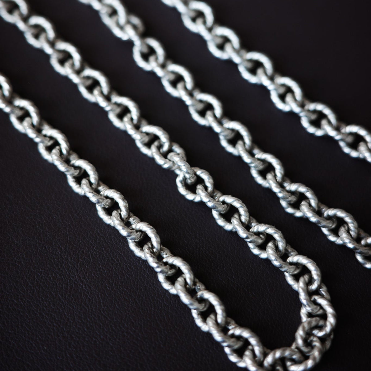 Twisted cable link chain