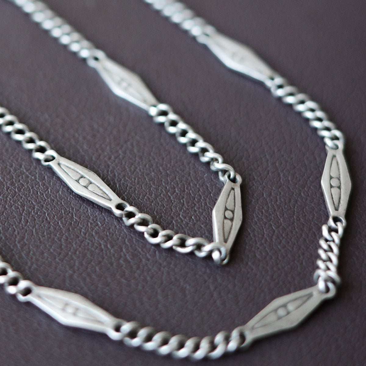 Geometric antique link chain