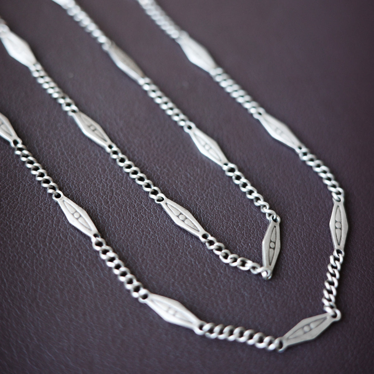 Geometric antique link chain