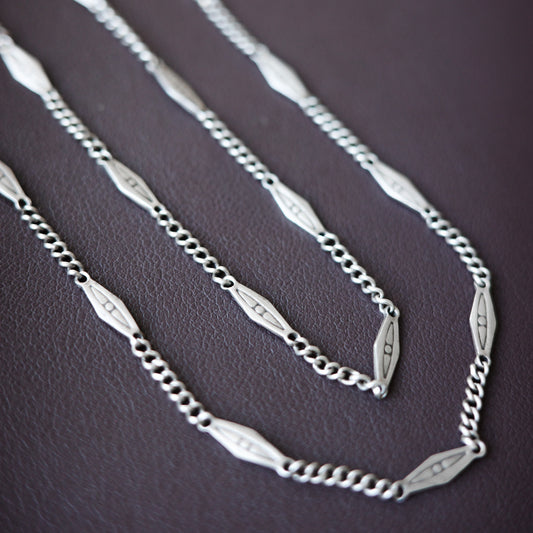 Geometric antique link chain