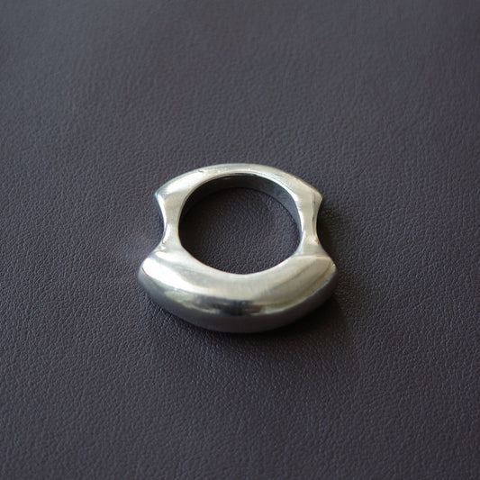 Modernist soft pinch ring