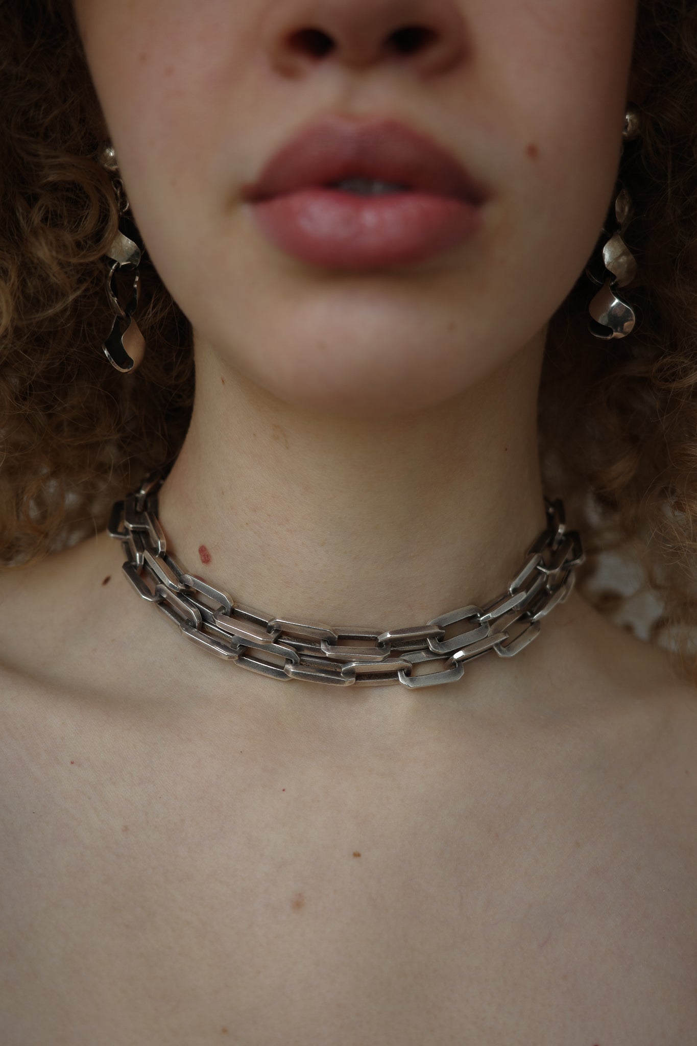 Loooong sharp-edged oval chain