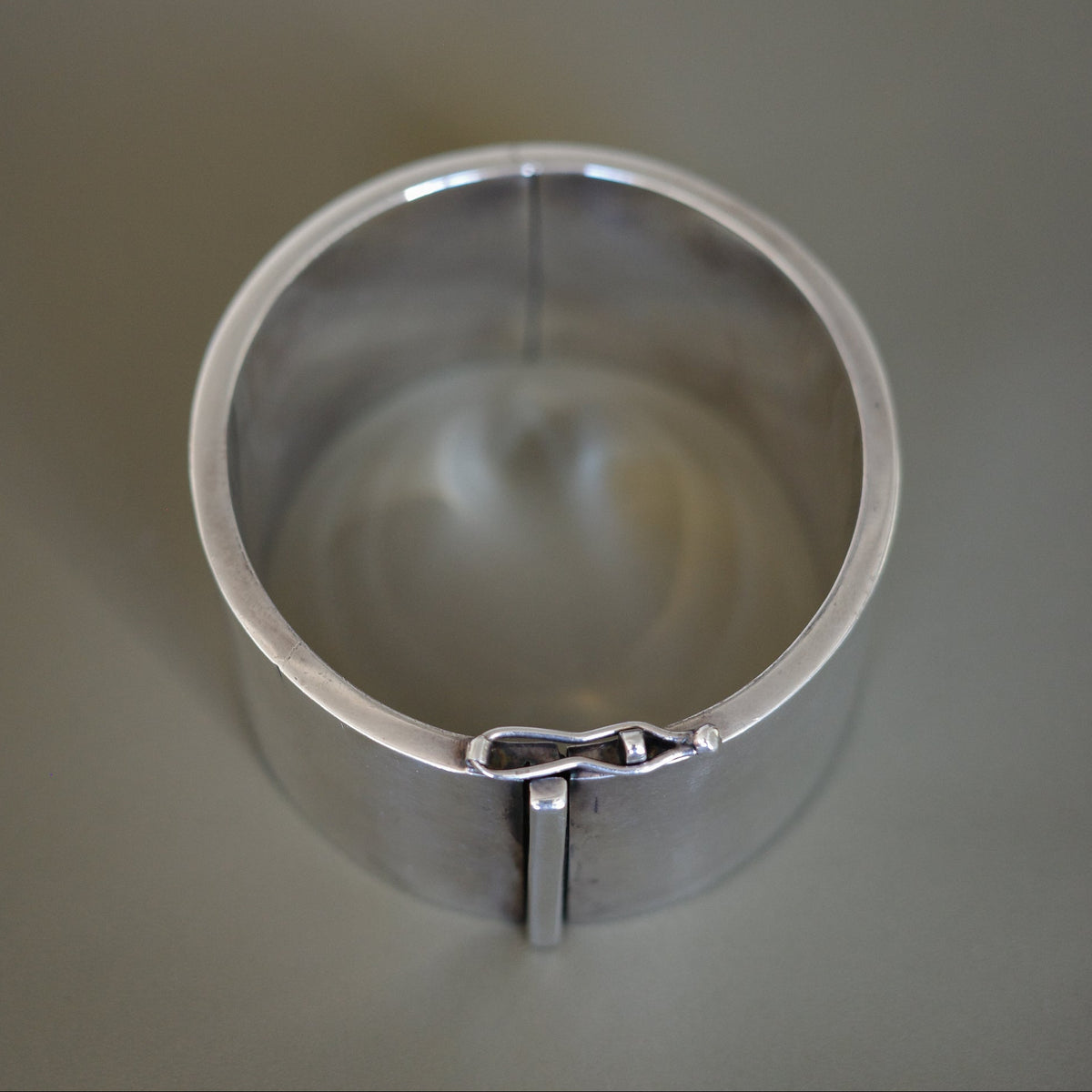 Wide silver bangle