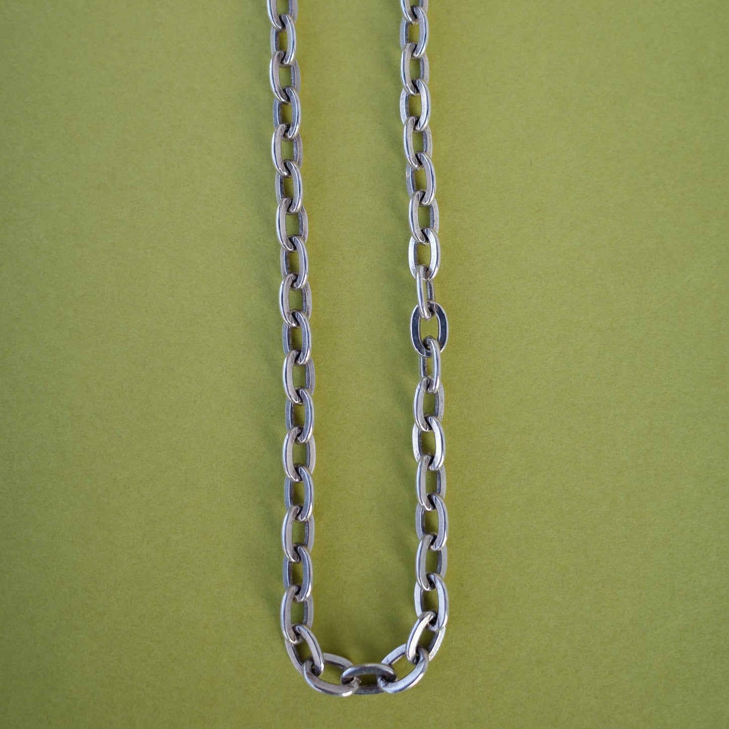 Flat oval link chain