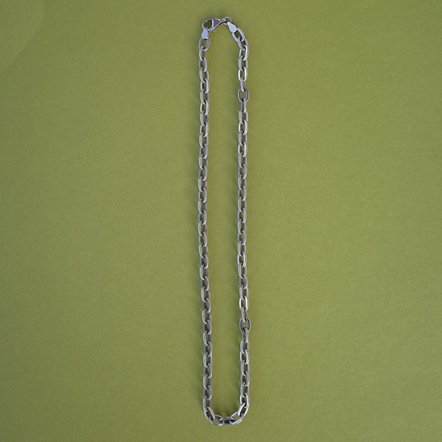 Flat oval link chain