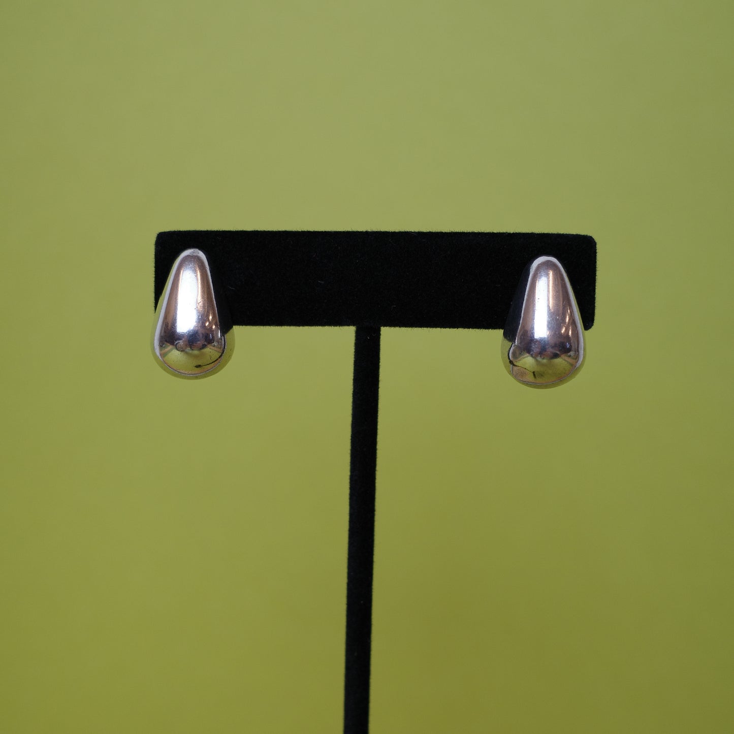 Stud drop earrings