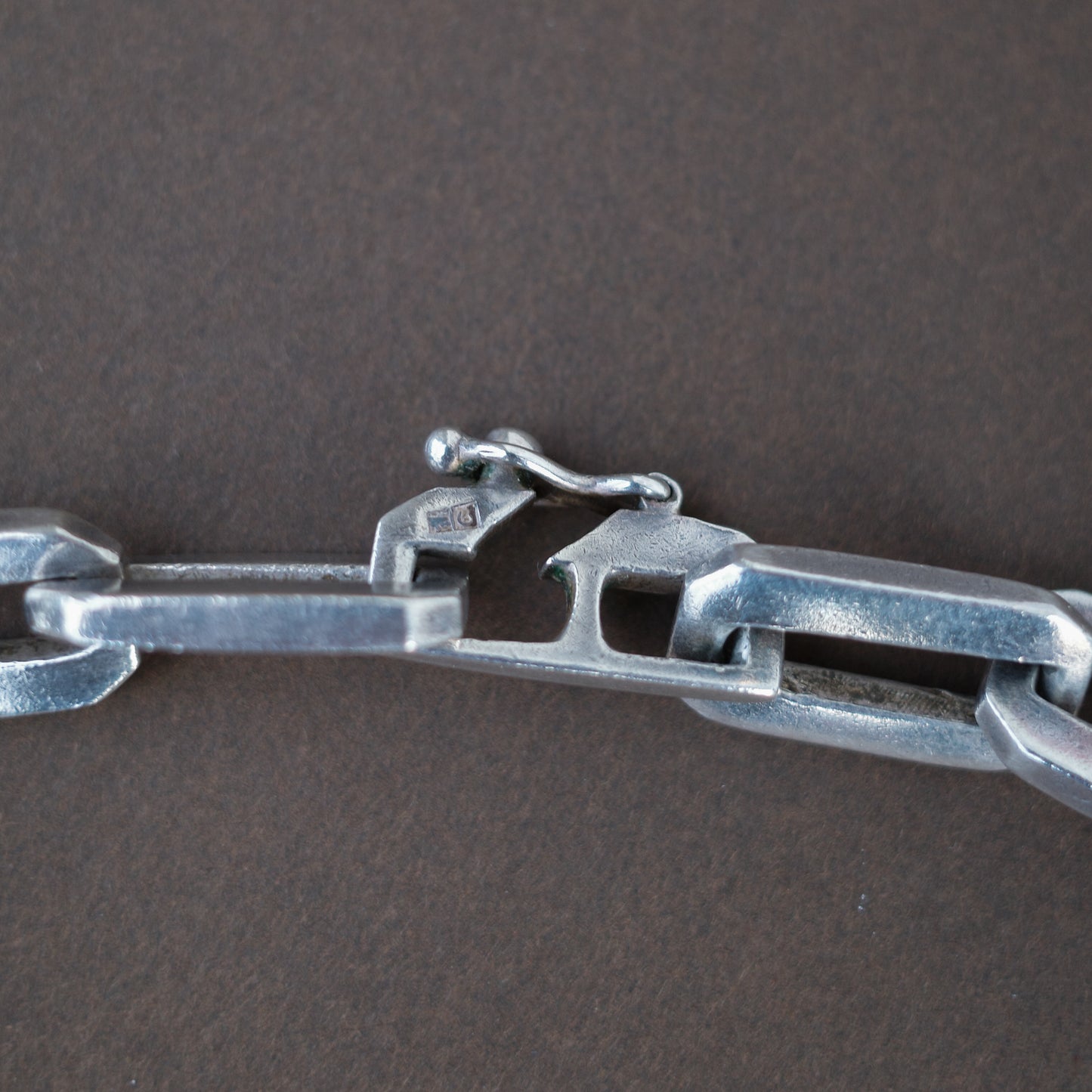 Loooong sharp-edged oval chain