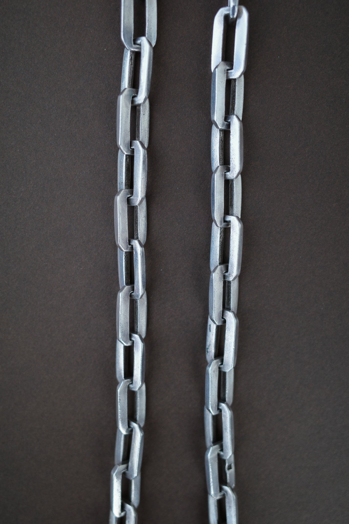 Loooong sharp-edged oval chain