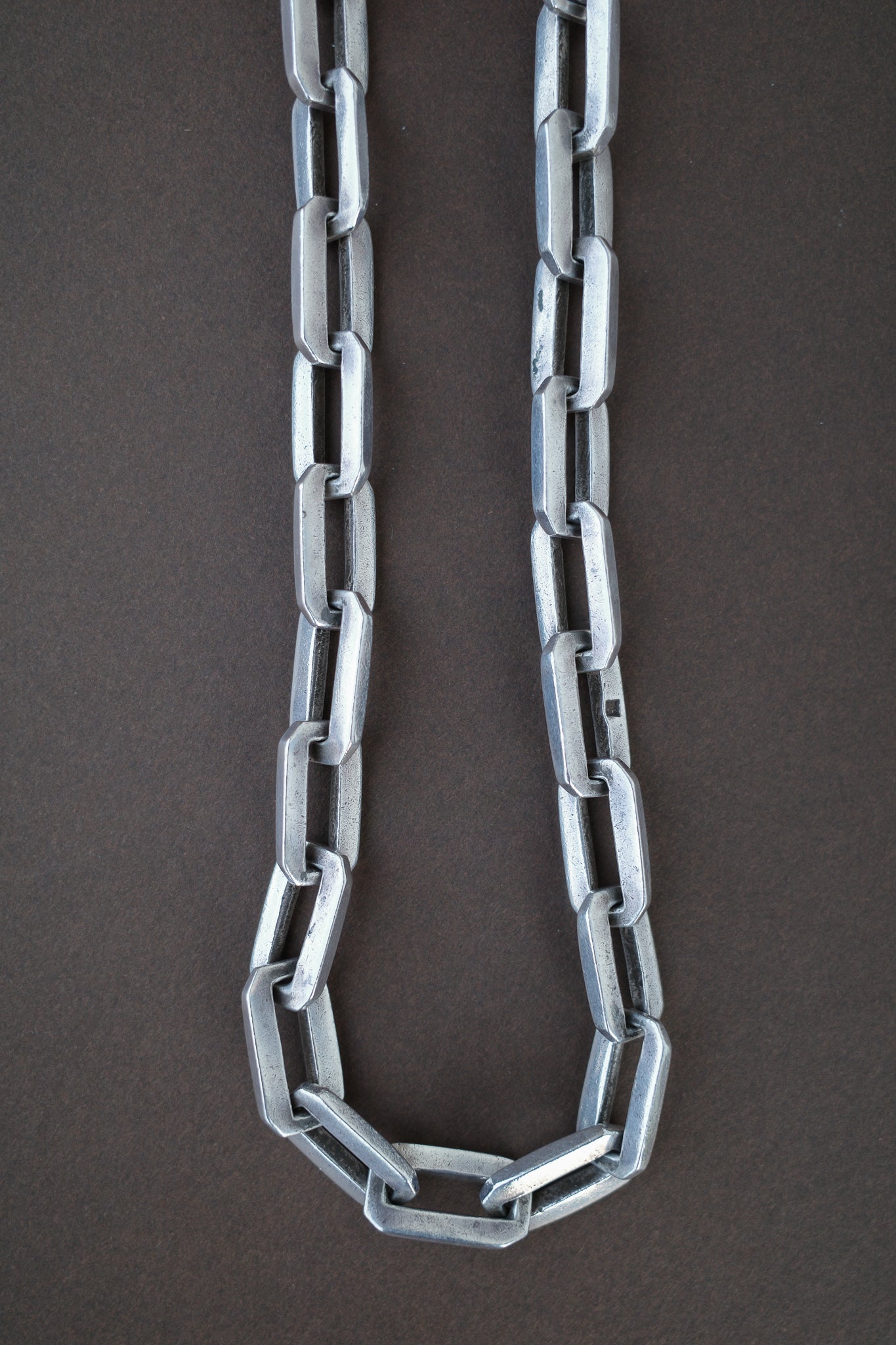 Loooong sharp-edged oval chain