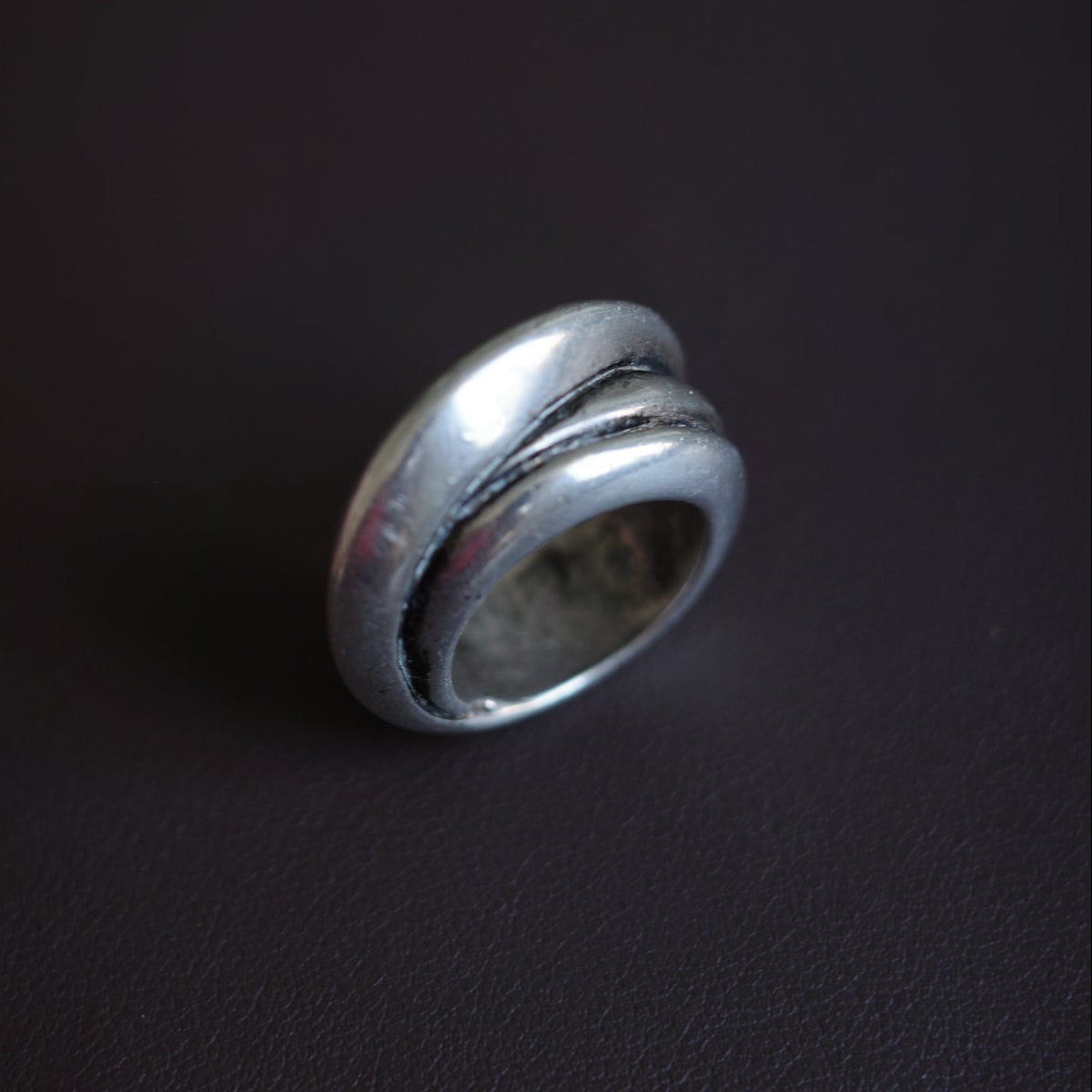 Crossed band ring