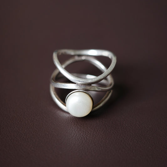 Pearl abstract ring