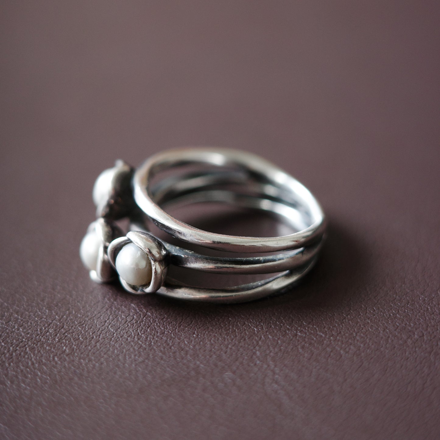 Grey pearl ring