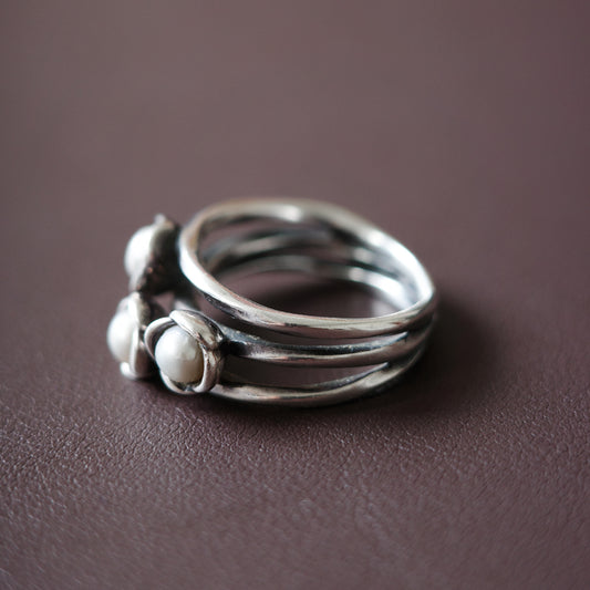 Grey pearl ring