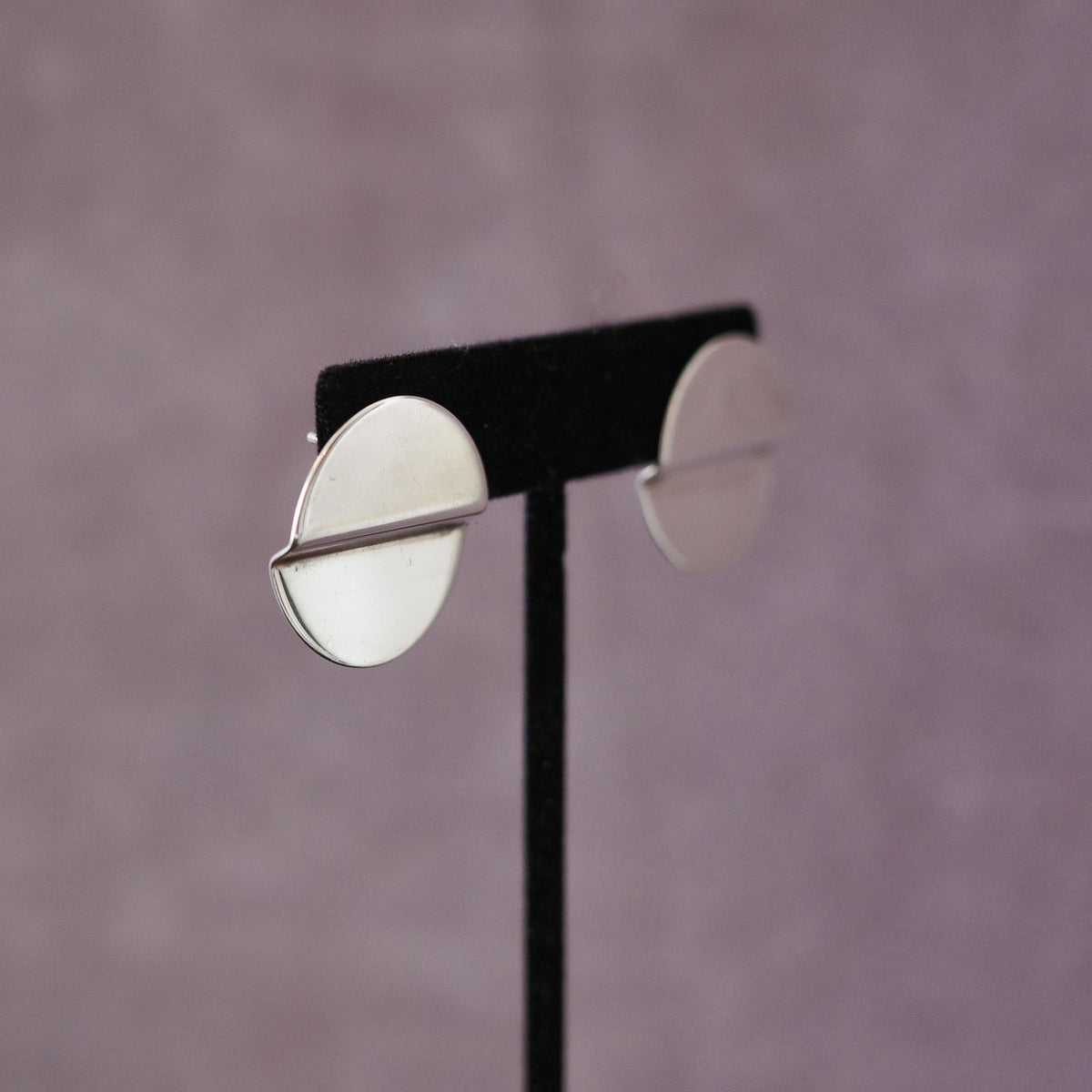 Disc earrings with fold