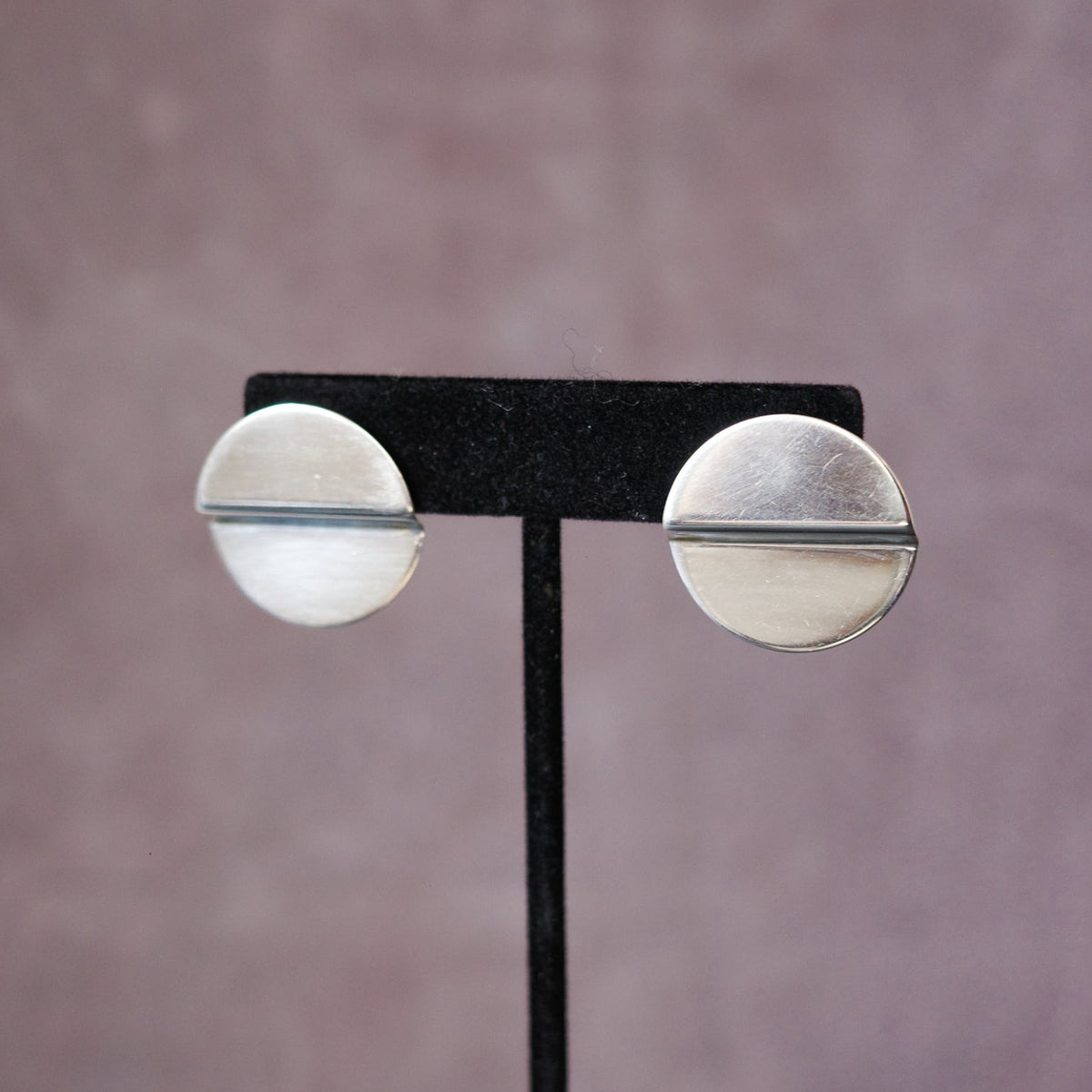 Disc earrings with fold