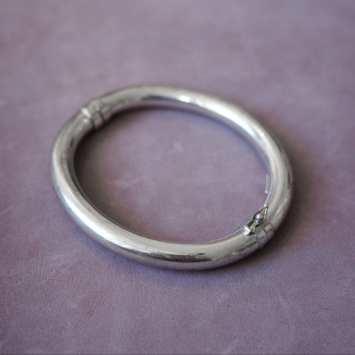 Everday bangle with closing clasp