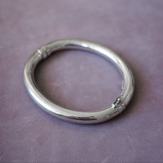 Everday bangle with closing clasp