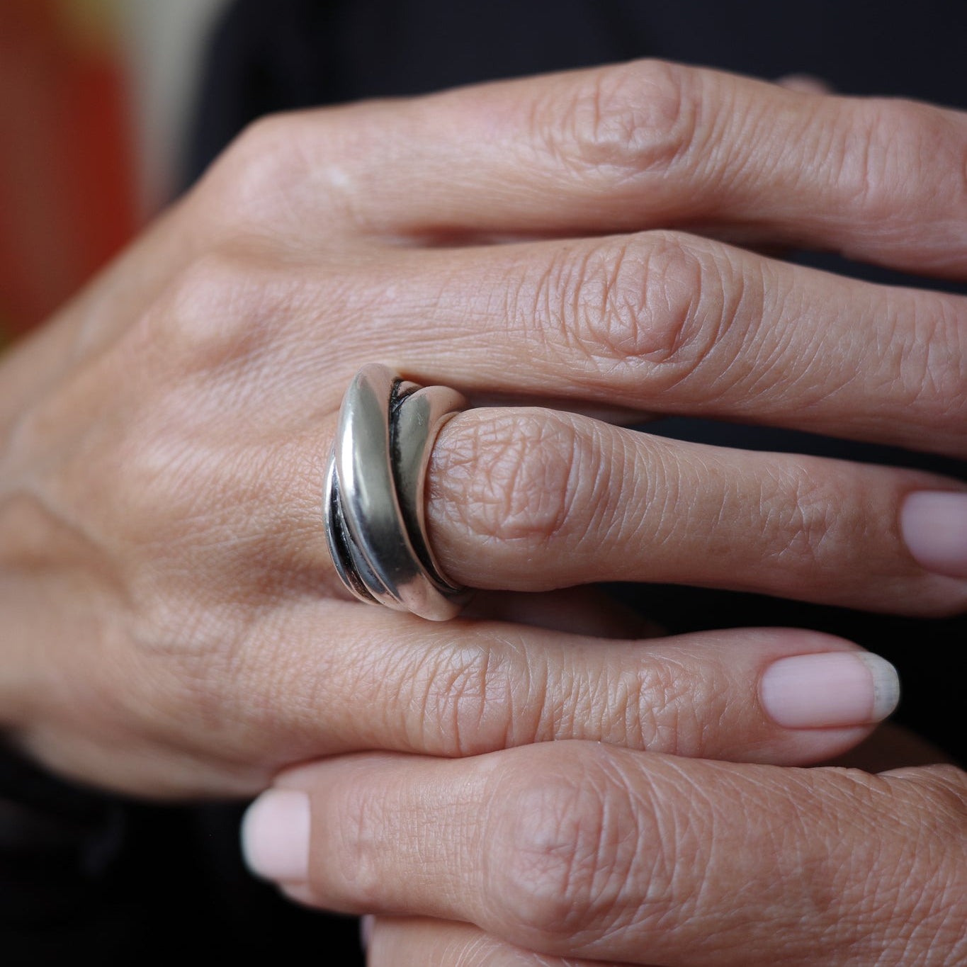 Crossed band ring