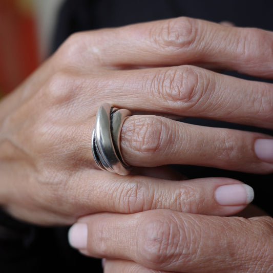 Crossed band ring