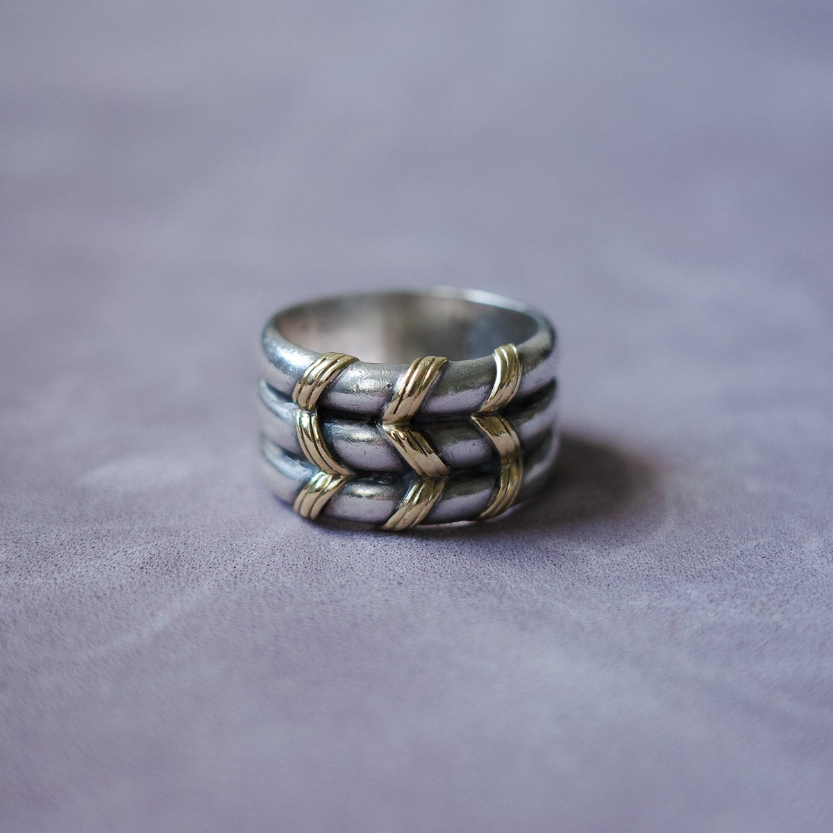 Gorgeous gold band ring