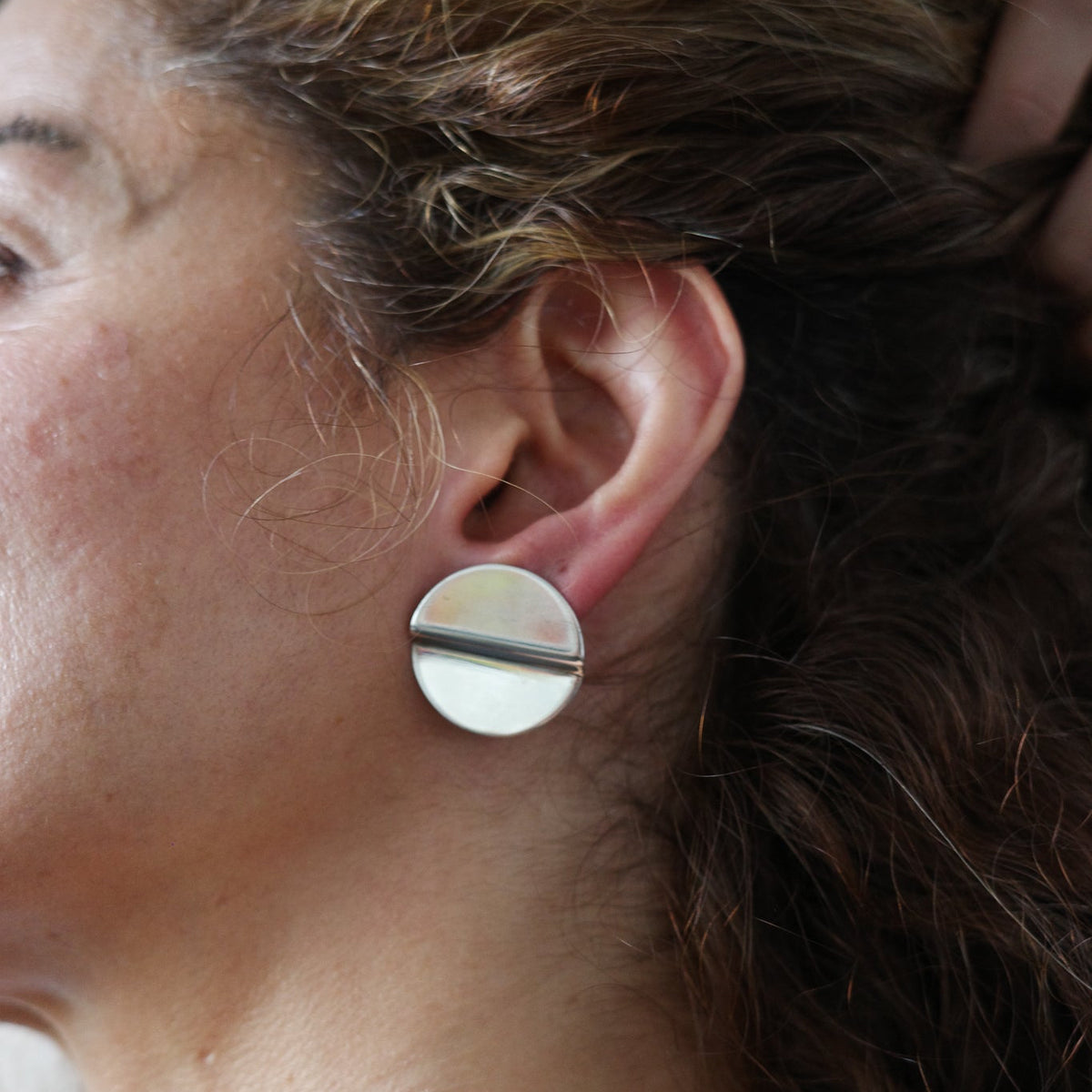 Disc earrings with fold