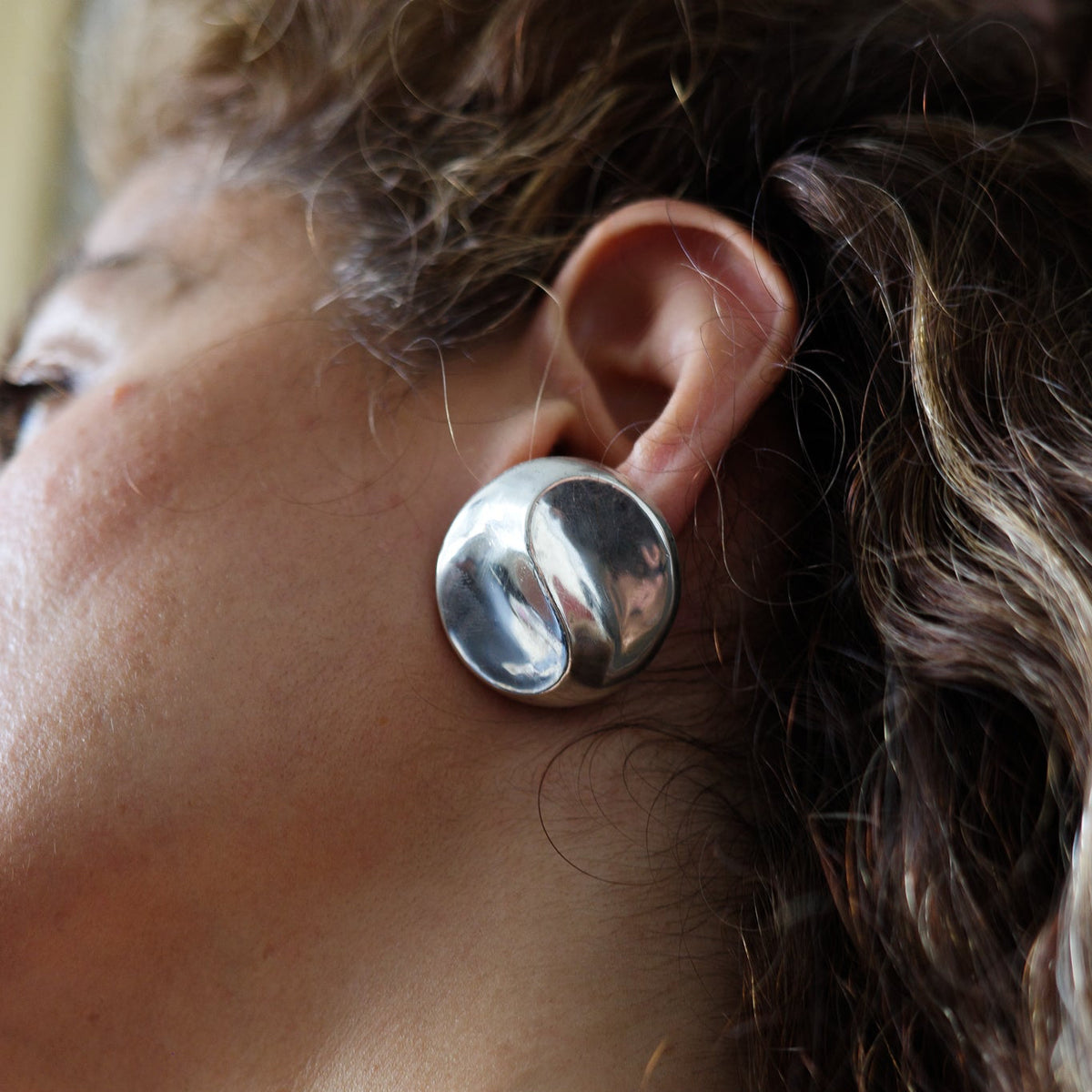 Wave discs ear studs