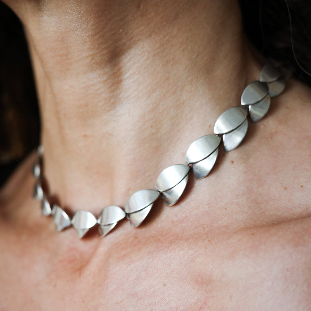 Wullum leaf neck piece