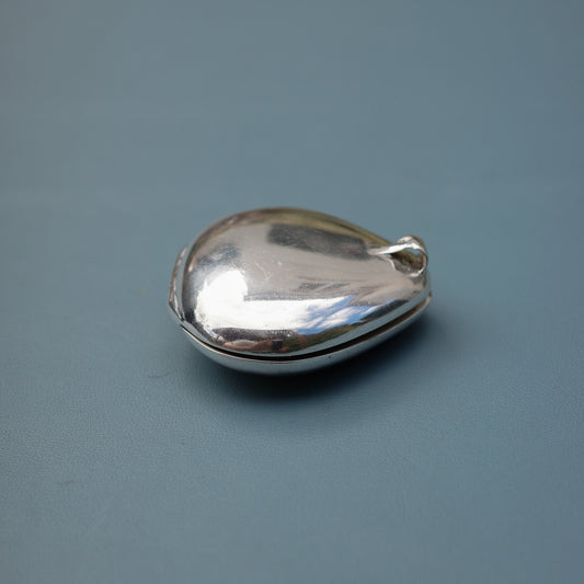 Pebble-shaped solid perfume pendant